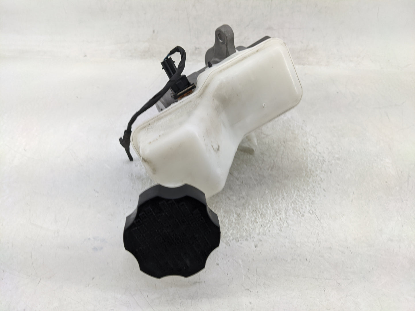 2016-2020 Kia Optima Brake Master Cylinder 1376291 - Oemusedautoparts1.com