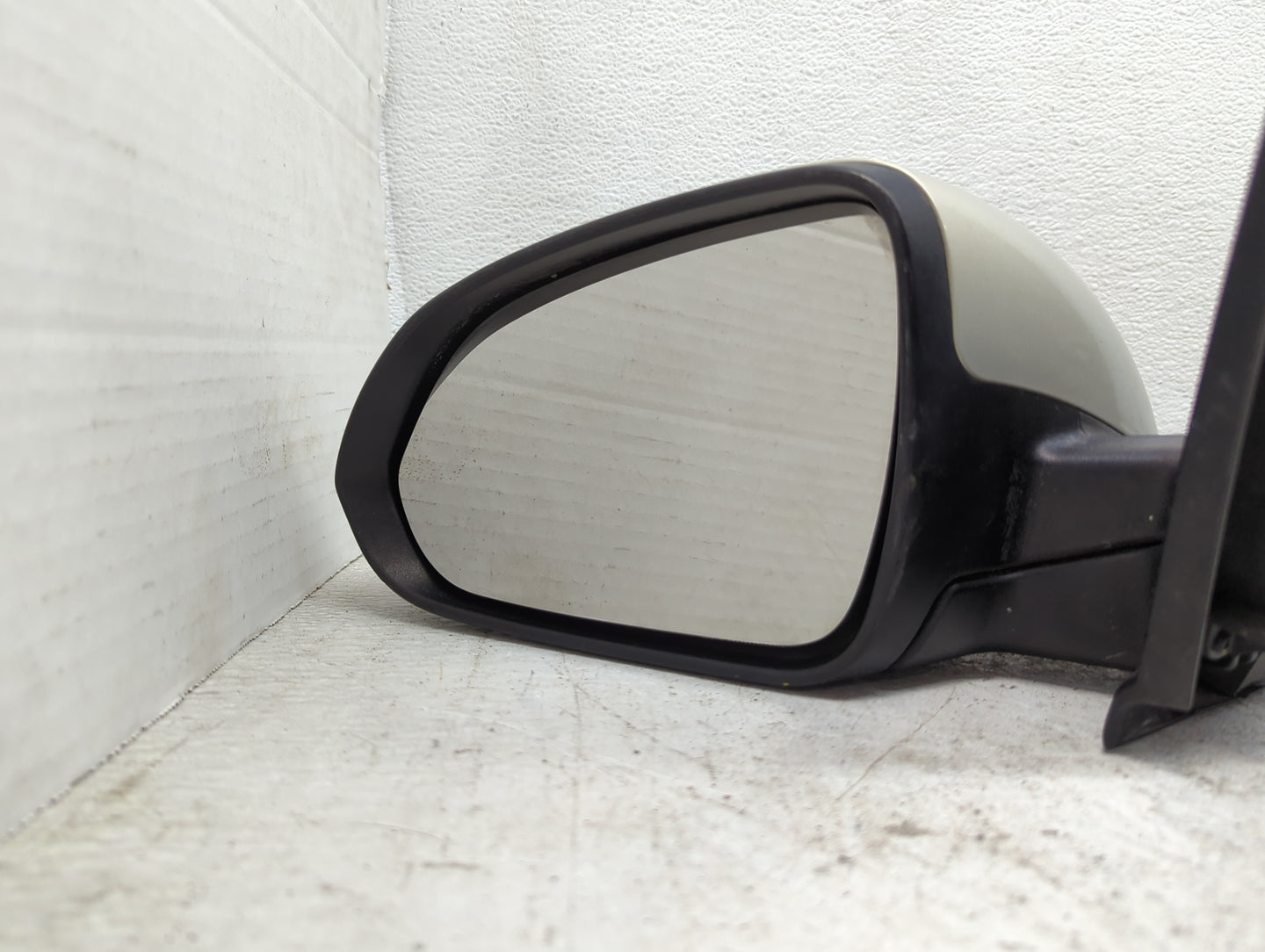 2018-2020 Kia Rio Driver Side View Mirror - Left Door Mirror OEM Used - Oemusedautoparts1.com