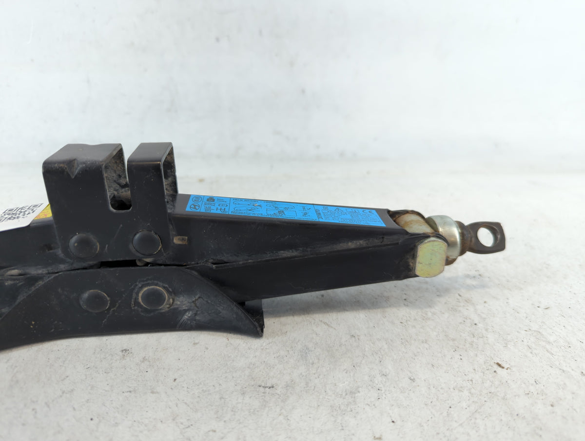 2020 Kia Rio Spare Scissor Car Jack - Oemusedautoparts1.com