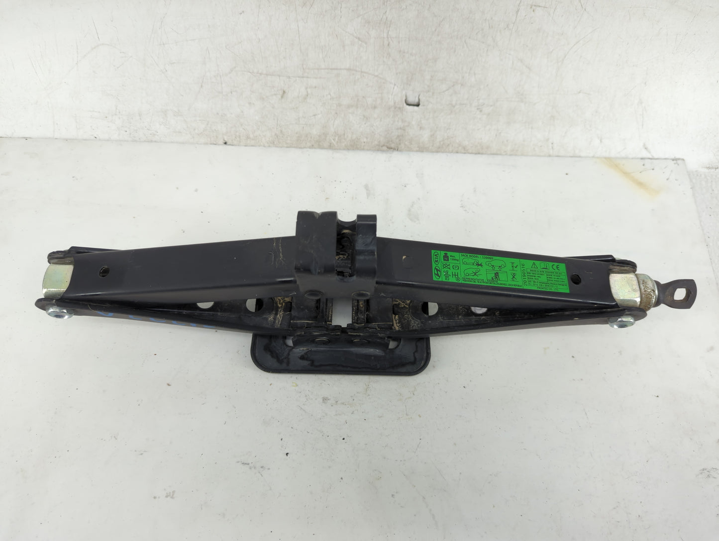 2020 Kia Sorento Spare Scissor Car Jack - Oemusedautoparts1.com