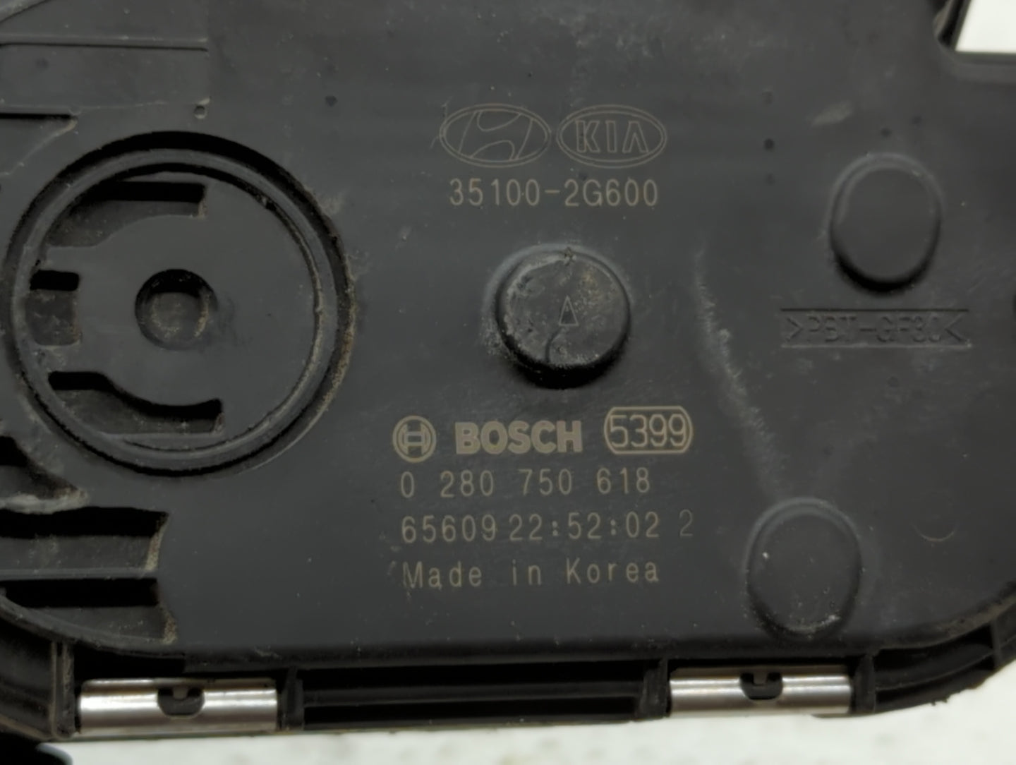 2016-2019 Kia Sorento Throttle Body P/N:0 280 750 618 35100-2G600 Fits Fits 2015 2016 2017 2018 2019 OEM Used Auto Parts - O