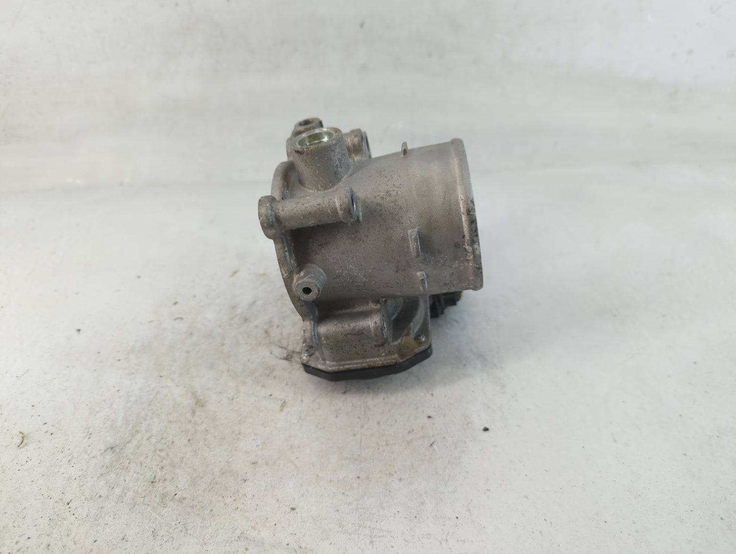 2020-2021 Kia Soul Throttle Body P/N:35100-2E410 Fits Fits 2020 2021 2022 OEM Used Auto Parts - Oemusedautoparts1.com