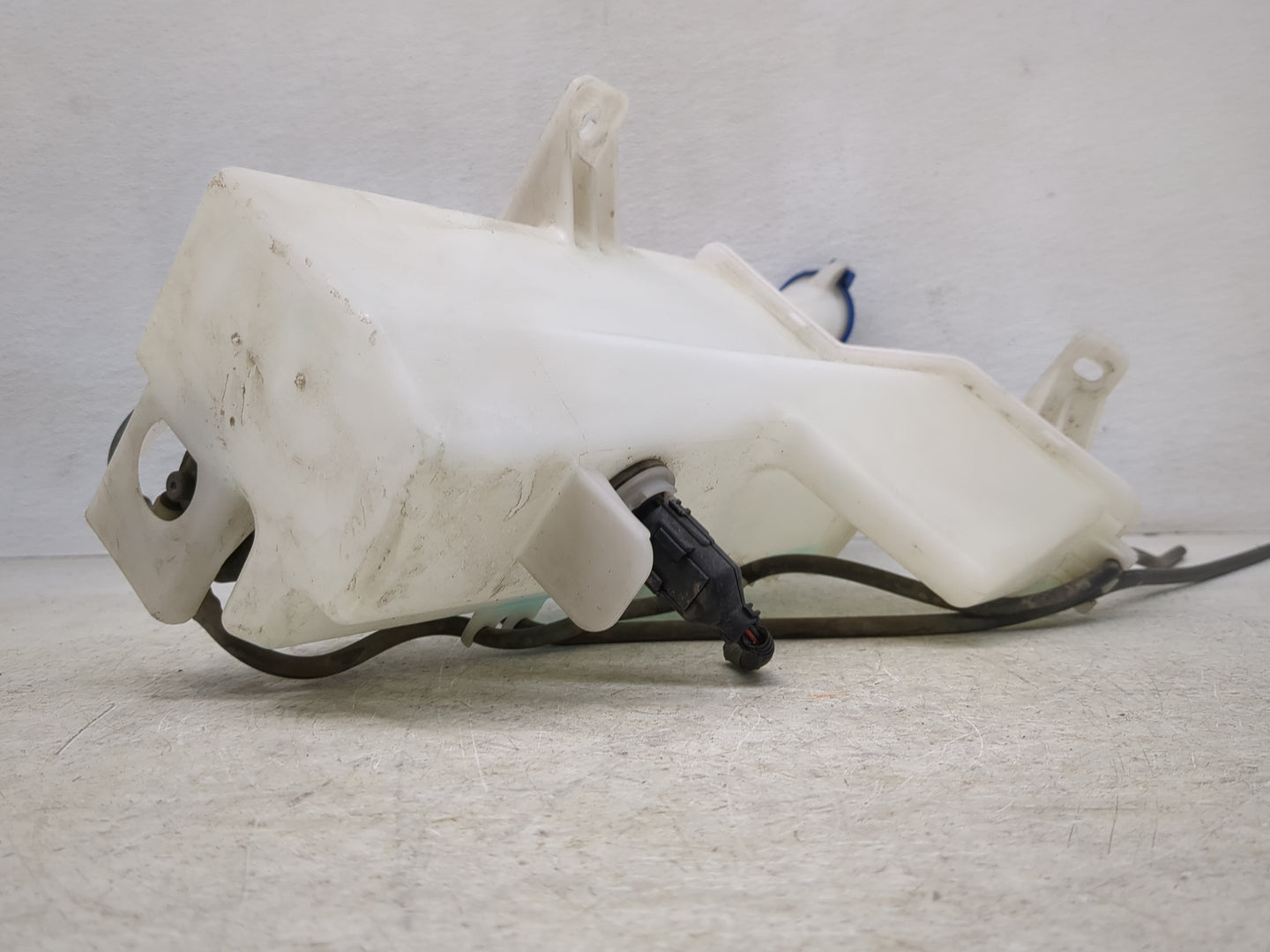 2020-2021 Kia Sportage Windshield Washer Fluid Reservoir Bottle Oem - Oemusedautoparts1.com