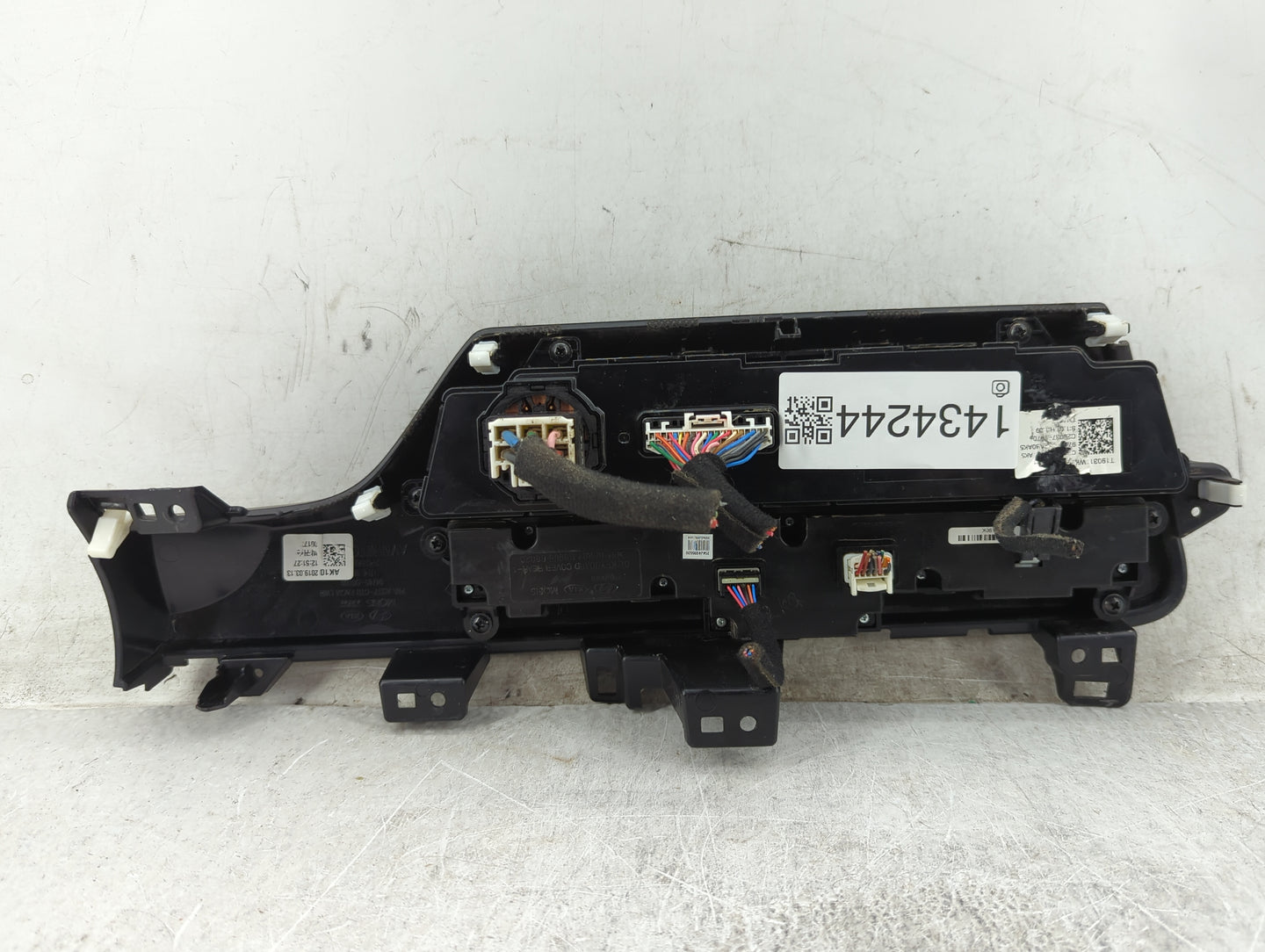 2020-2021 Kia Sportage Climate Control Module Temperature AC/Heater Replacement P/N:84745-D9100 Fits Fits 2020 2021 OEM Used