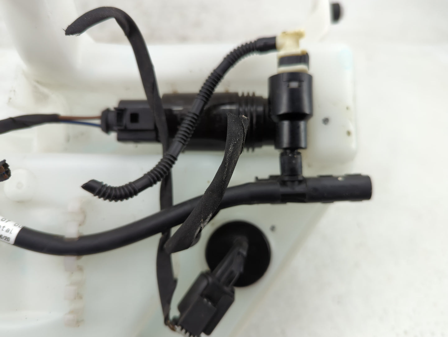 2020 Lincoln Continental Windshield Washer Fluid Reservoir Bottle Oem - Oemusedautoparts1.com