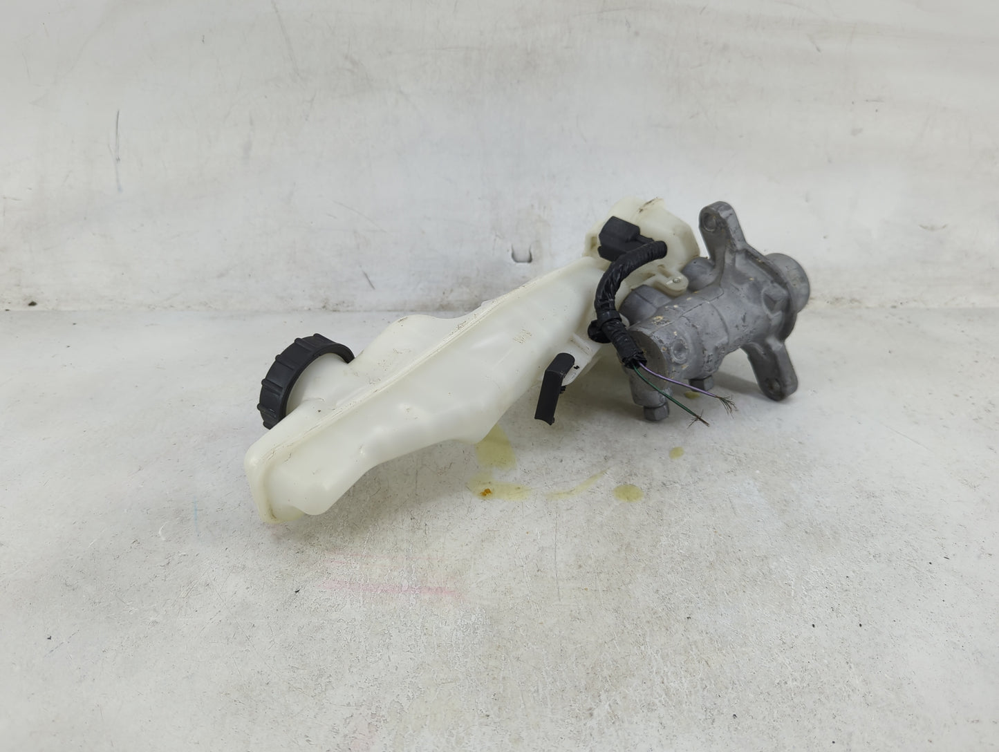 2020-2020 Lincoln Mkz Brake Master Cylinder - Oemusedautoparts1.com