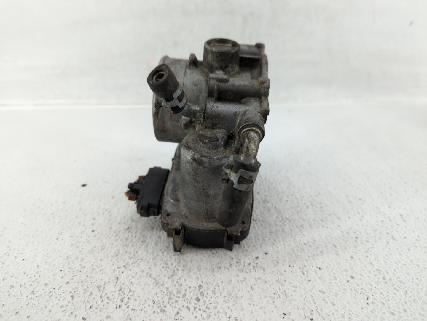 2013-2017 Mitsubishi Outlander Throttle Body P/N:57021 4904 Fits Fits 2013 2014 2015 2016 2017 OEM Used Auto Parts - Oemused