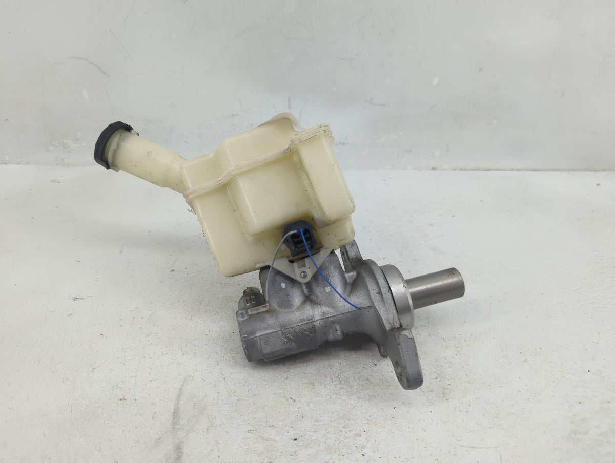 2018-2020 Nissan Kicks Brake Master Cylinder 1376384 - Oemusedautoparts1.com