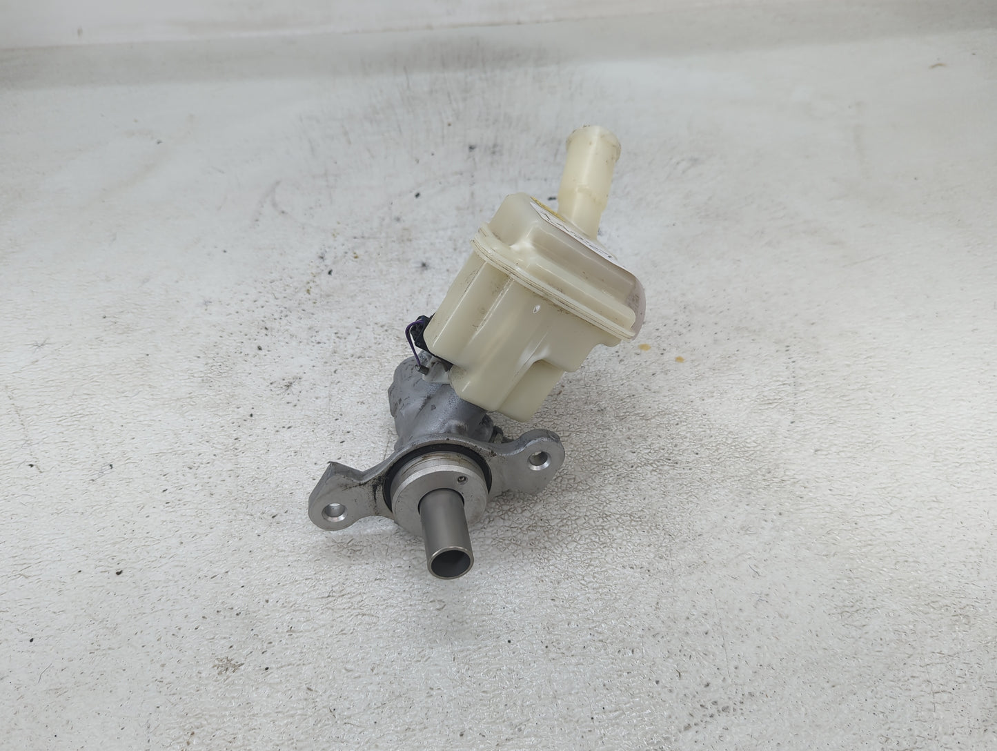 2018-2020 Nissan Kicks Brake Master Cylinder - Oemusedautoparts1.com