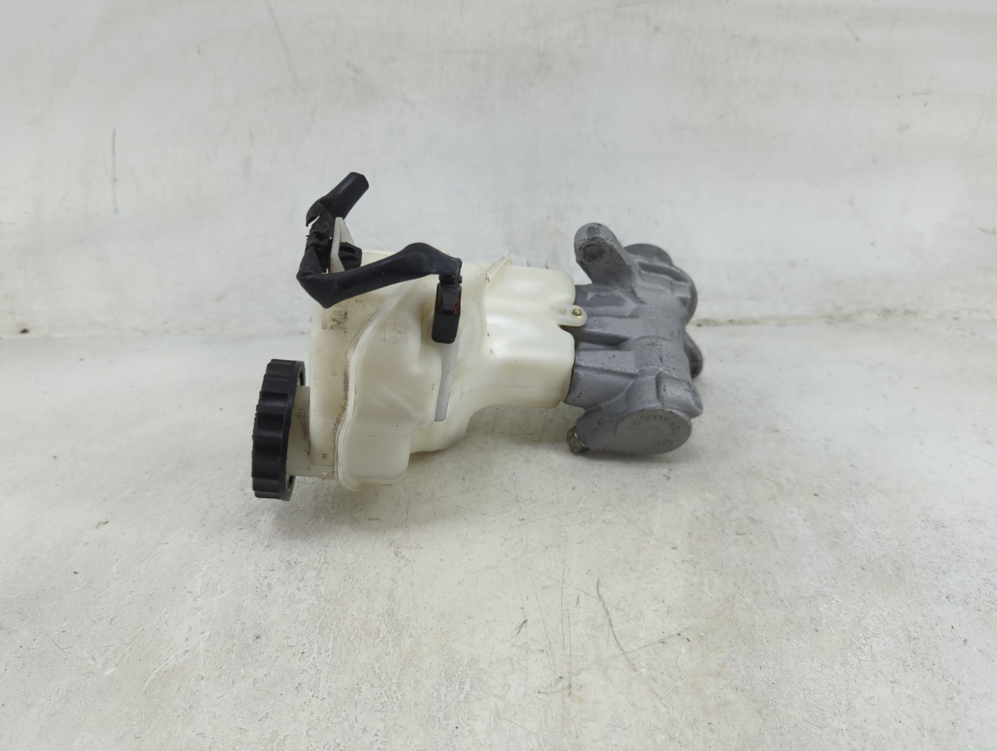 2016-2021 Nissan Maxima Brake Master Cylinder 1490519 - Oemusedautoparts1.com