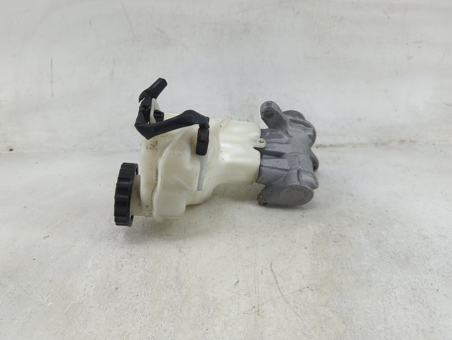 2016-2021 Nissan Maxima Brake Master Cylinder 1490519 - Oemusedautoparts1.com