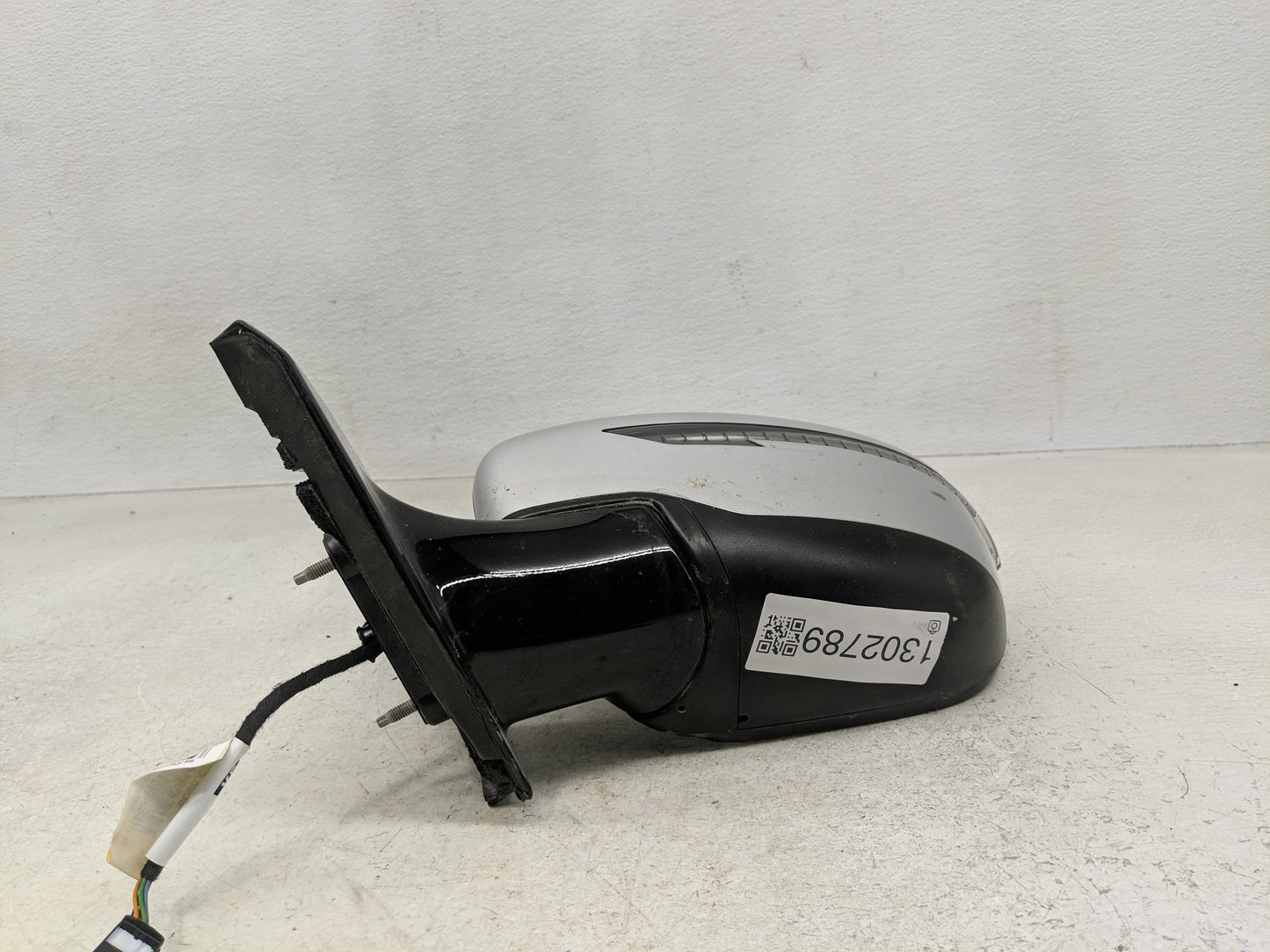 2018-2020 Nissan Pathfinder Driver Side View Mirror - Left Door Mirror OEM Used - Oemusedautoparts1.com