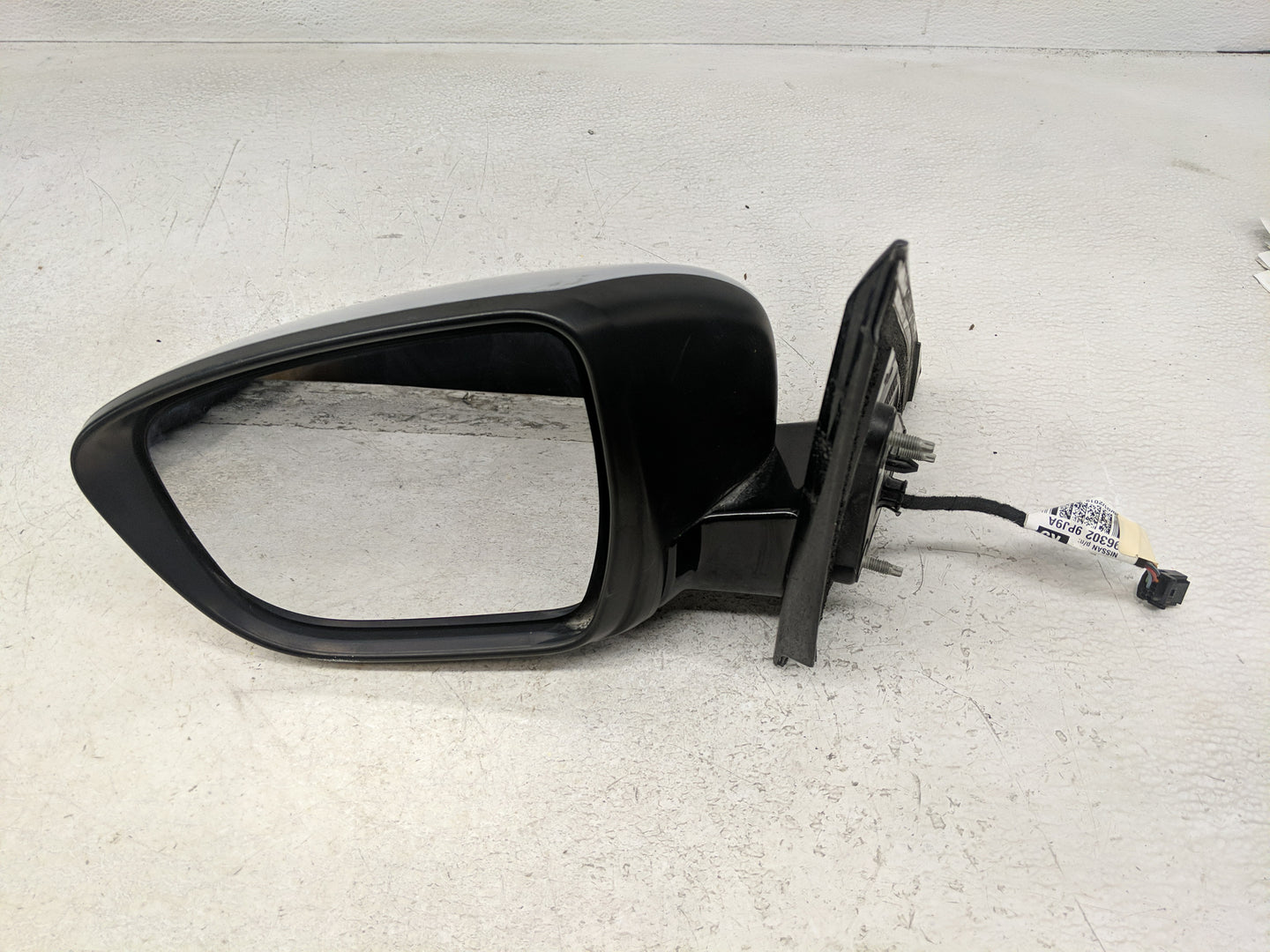 2018-2020 Nissan Pathfinder Driver Side View Mirror - Left Door Mirror OEM Used - Oemusedautoparts1.com
