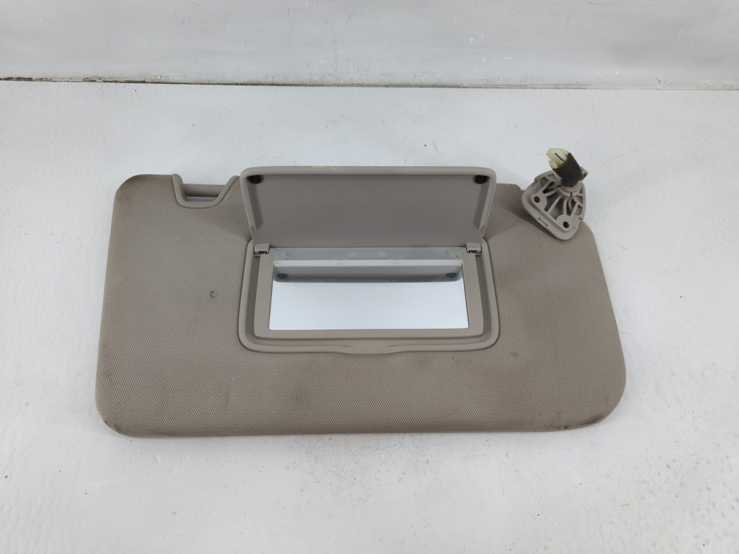 2018-2020 Nissan Rogue Sun Visor Shade Replacement Passenger Right Mirror Fits Fits 2018 2019 2020 OEM Used Auto Parts - Oem