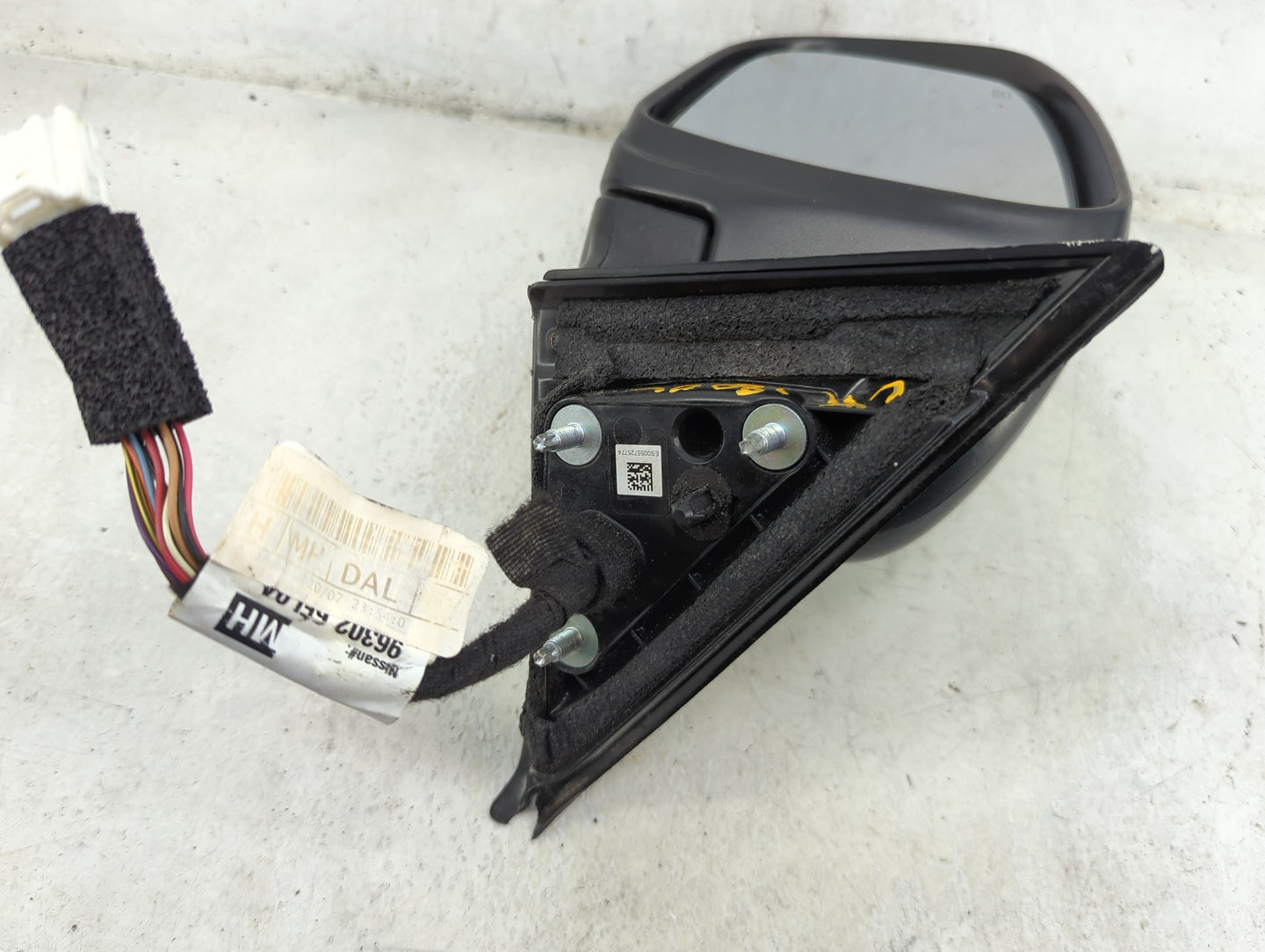 2020 Nissan Rogue Driver Side View Mirror - Left Door Mirror OEM Used - Oemusedautoparts1.com