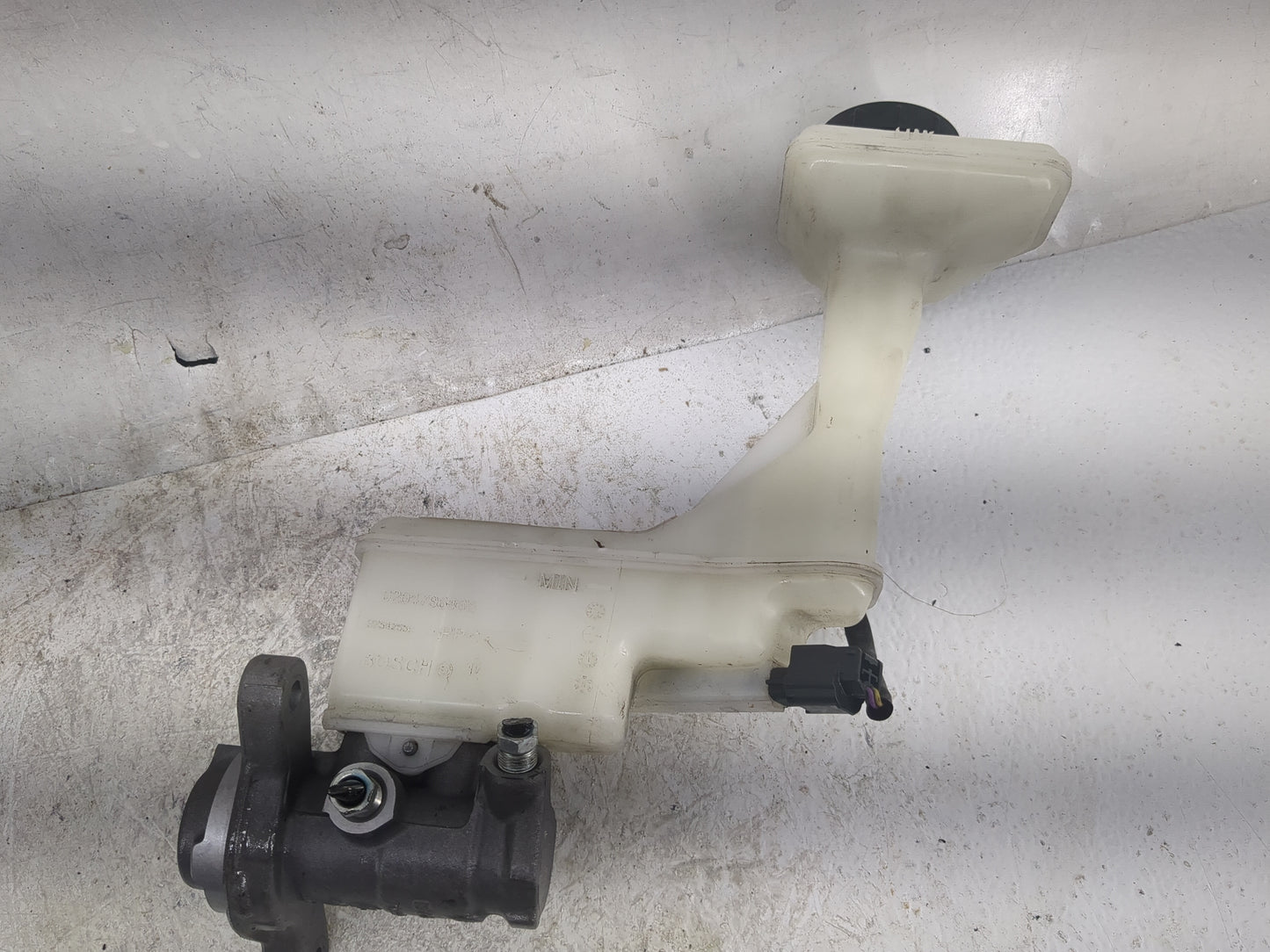 2015-2020 Nissan Rogue Brake Master Cylinder 1497029 - Oemusedautoparts1.com