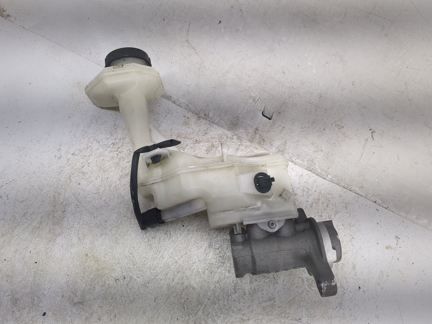 2015-2020 Nissan Rogue Brake Master Cylinder 1497029 - Oemusedautoparts1.com