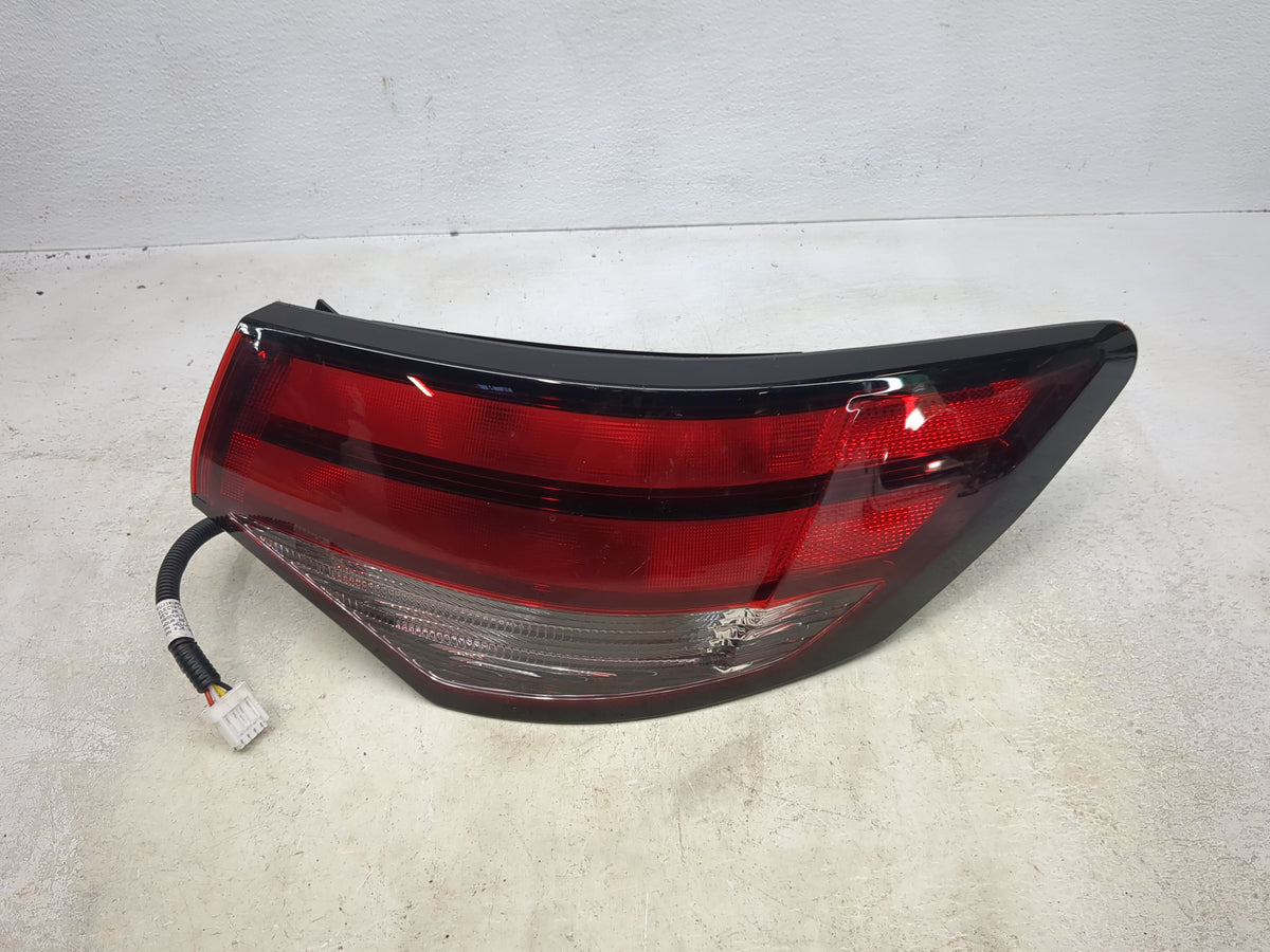2020-2022 Nissan Sentra Tail Light Assembly Passenger Right OEM P/N:0138860200000548 013886020000054813 Fits Fits 2020 2021 