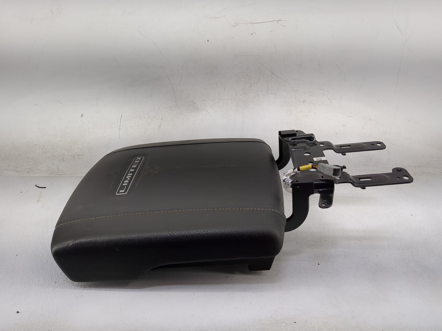 2020 Ram 1500 Center Console Armrest Cover Lid P/N:68035C-925186 5YJ941X7AG Fits OEM Used Auto Parts - Oemusedautoparts1.com
