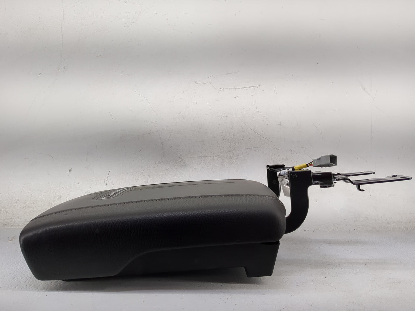 2020 Ram 1500 Center Console Armrest Cover Lid P/N:68035C-925186 5YJ941X7AG Fits OEM Used Auto Parts - Oemusedautoparts1.com