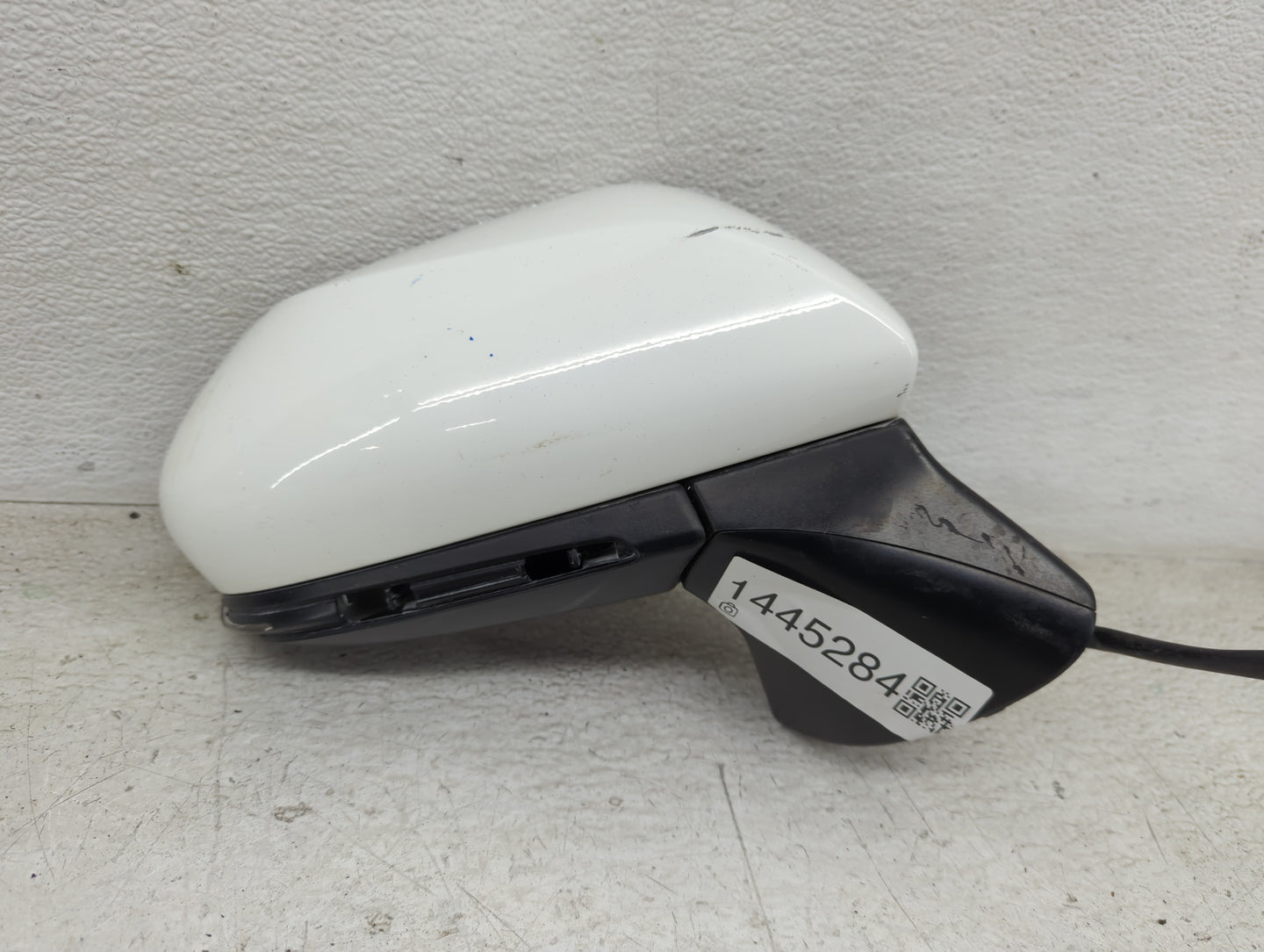 2018-2022 Toyota Camry Passenger Side View Mirror - Right Door Mirror OEM Used - Oemusedautoparts1.com