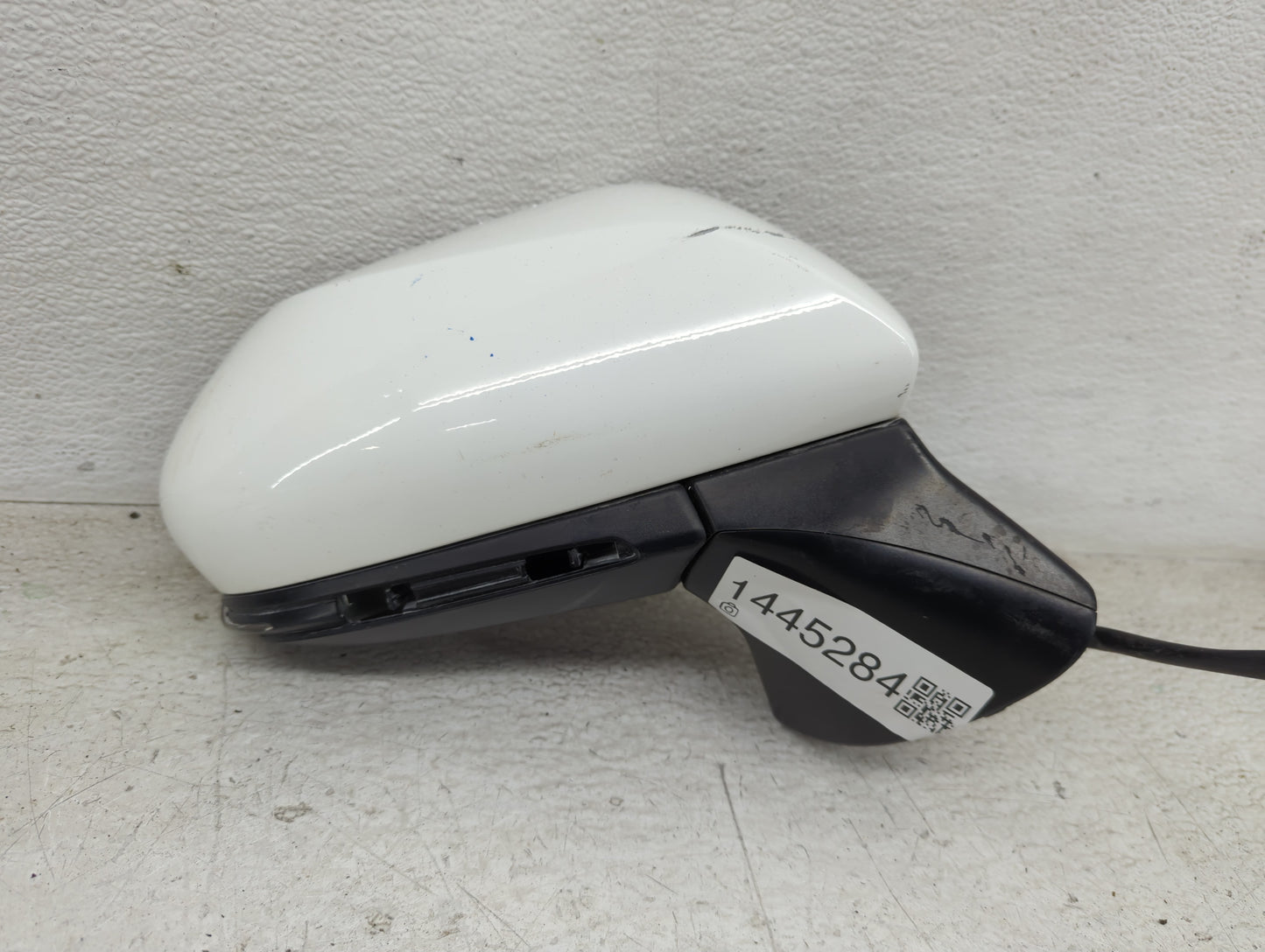 2018-2022 Toyota Camry Passenger Side View Mirror - Right Door Mirror OEM Used - Oemusedautoparts1.com