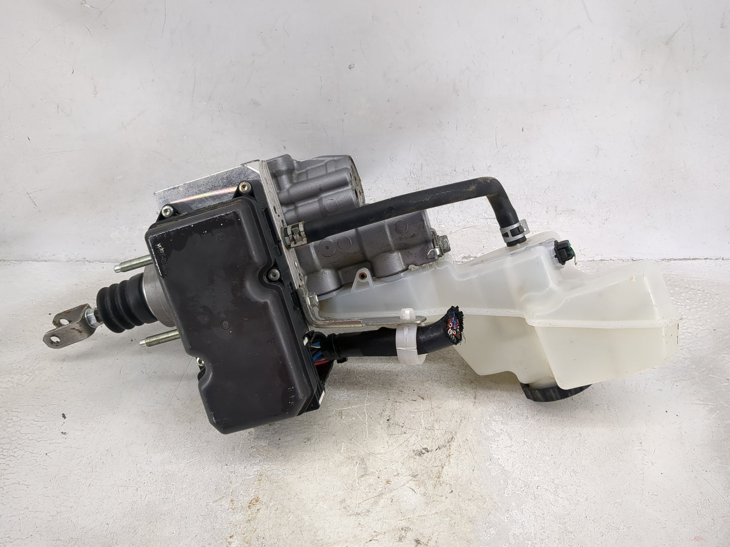 2016-2018 Toyota Prius Power Brake Booster Oem - Oemusedautoparts1.com