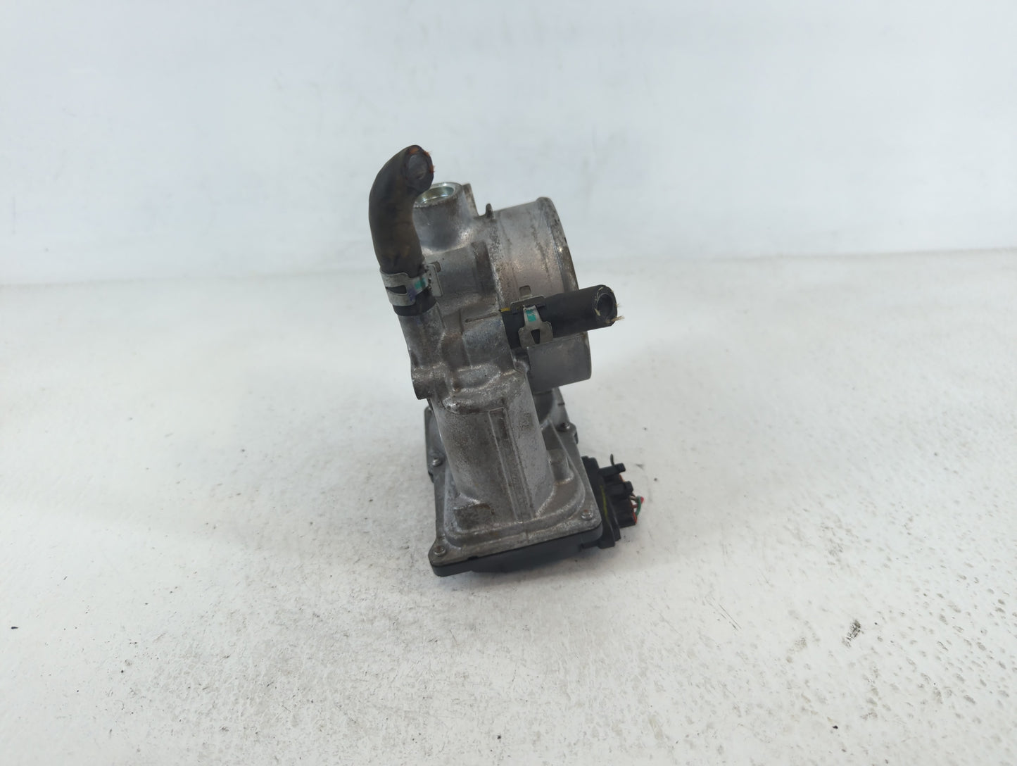 2017-2020 Toyota Sienna Throttle Body P/N:22030-0P060 Fits Fits 2016 2017 2018 2019 2020 2021 2022 OEM Used Auto Parts - Oem