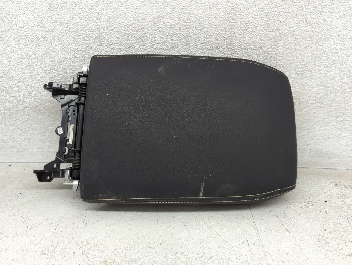 2020 Volkswagen Atlas Cross Sport Center Console Armrest Cover Lid Fits OEM Used Auto Parts - Oemusedautoparts1.com