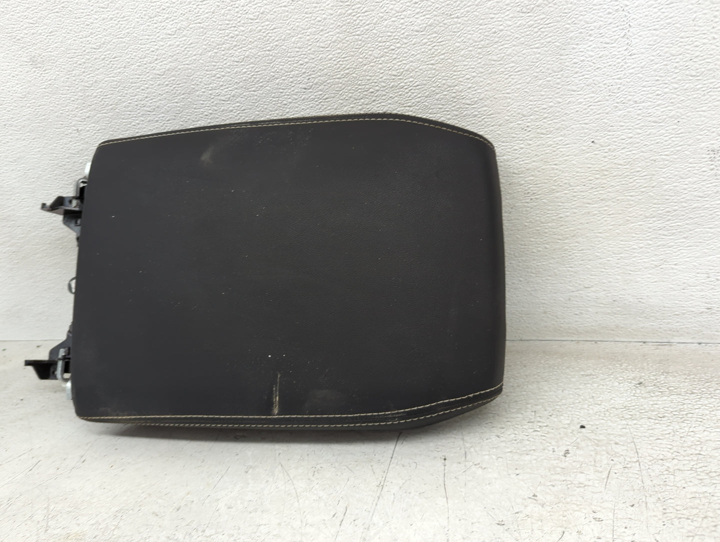 2020 Volkswagen Atlas Cross Sport Center Console Armrest Cover Lid Fits OEM Used Auto Parts - Oemusedautoparts1.com