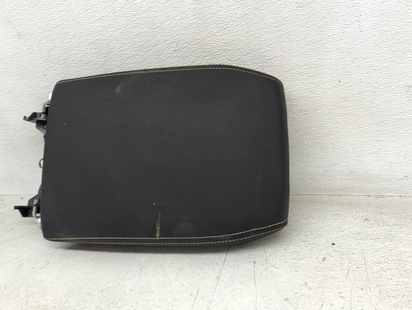 2020 Volkswagen Atlas Cross Sport Center Console Armrest Cover Lid Fits OEM Used Auto Parts - Oemusedautoparts1.com