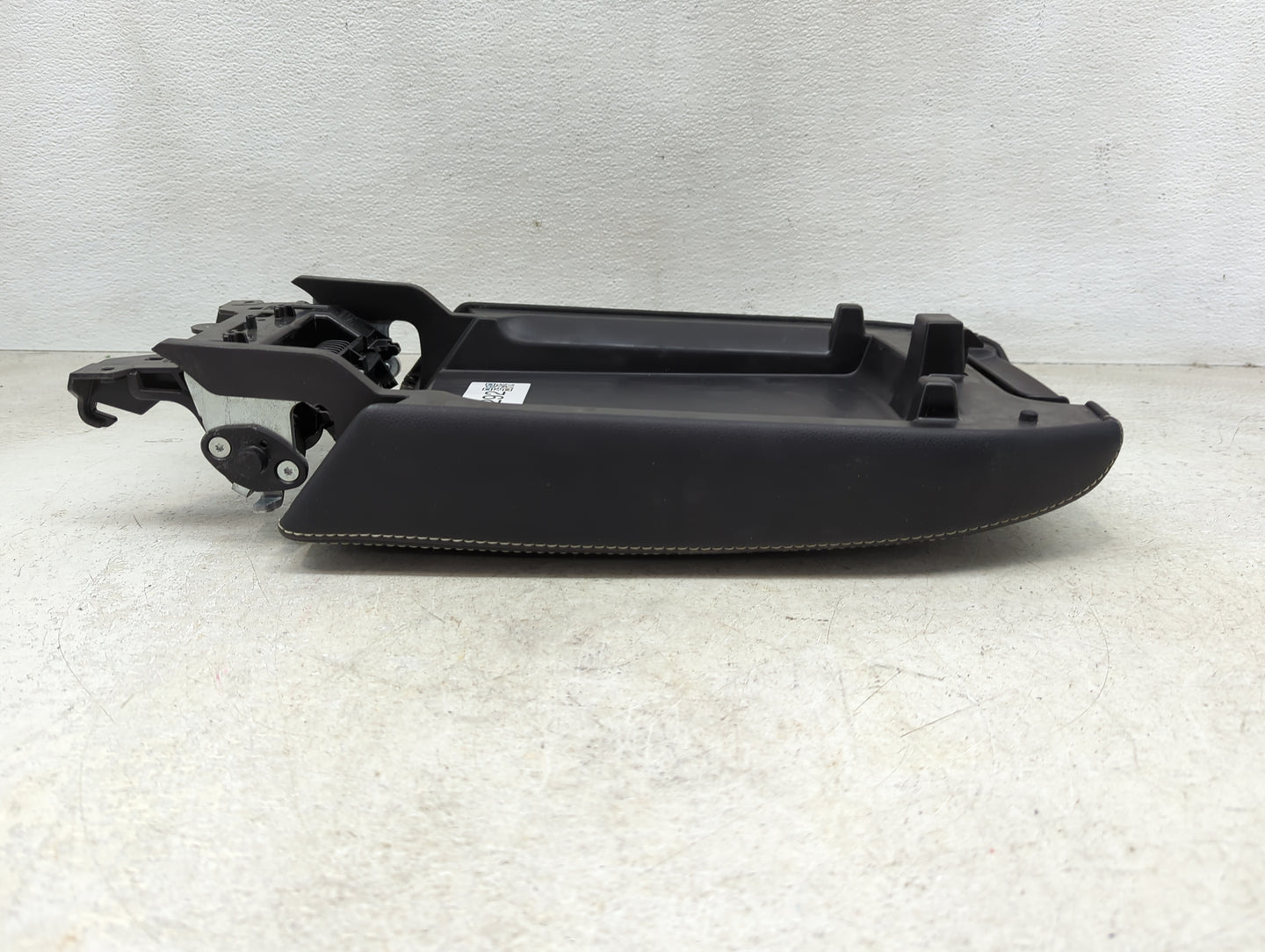 2020 Volkswagen Atlas Cross Sport Center Console Armrest Cover Lid Fits OEM Used Auto Parts - Oemusedautoparts1.com