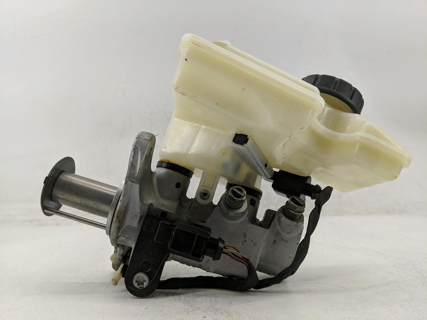 2019-2021 Volkswagen Jetta Brake Master Cylinder 1311523 - Oemusedautoparts1.com