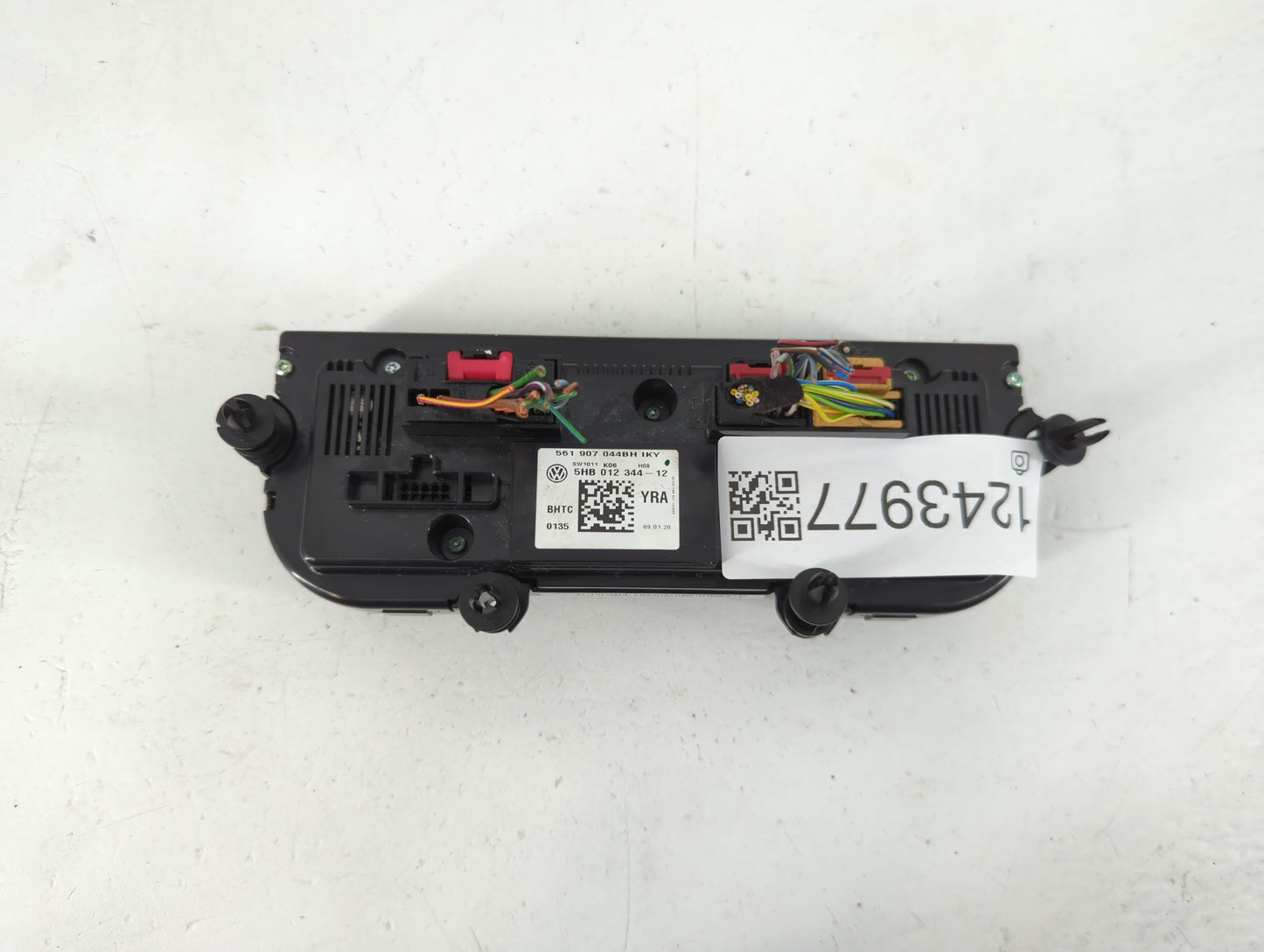 2020 Volkswagen Passat Climate Control Module Temperature AC/Heater Replacement P/N:5HB 012 344 - 12 Fits OEM Used Auto Part