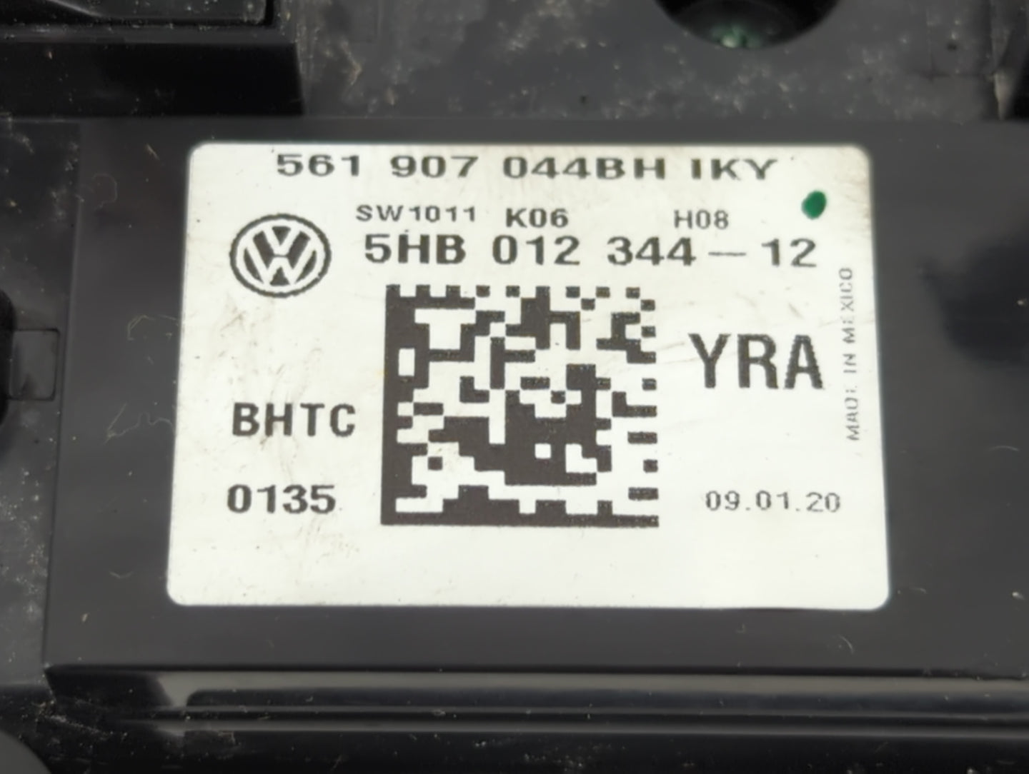 2020 Volkswagen Passat Climate Control Module Temperature AC/Heater Replacement P/N:5HB 012 344 - 12 Fits OEM Used Auto Part