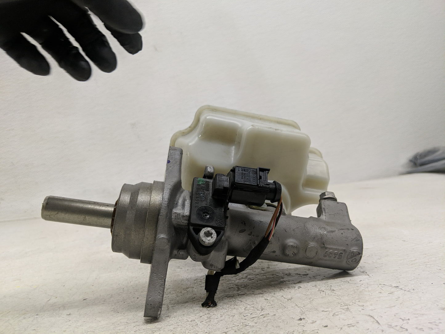 2016-2020 Volkswagen Passat Brake Master Cylinder - Oemusedautoparts1.com