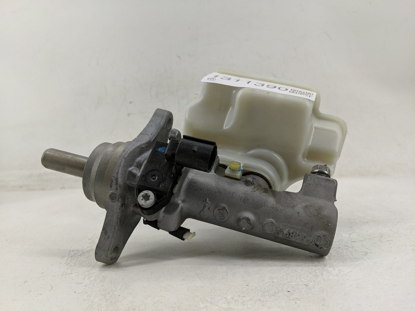 2016-2020 Volkswagen Passat Brake Master Cylinder - Oemusedautoparts1.com