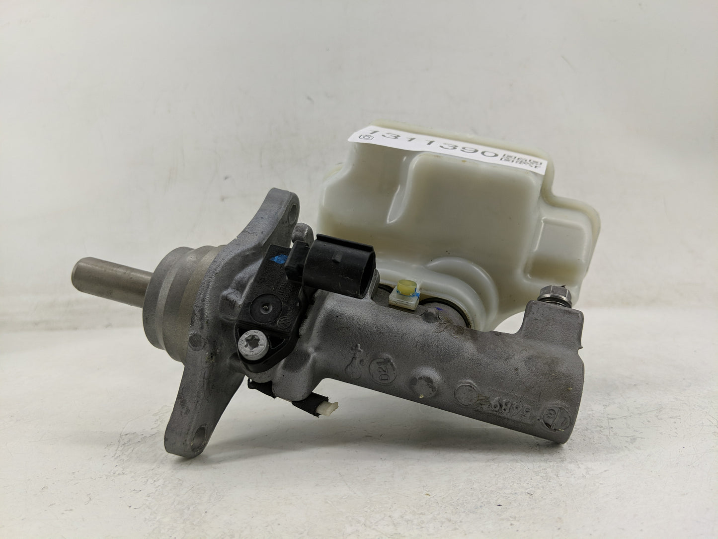 2016-2020 Volkswagen Passat Brake Master Cylinder - Oemusedautoparts1.com