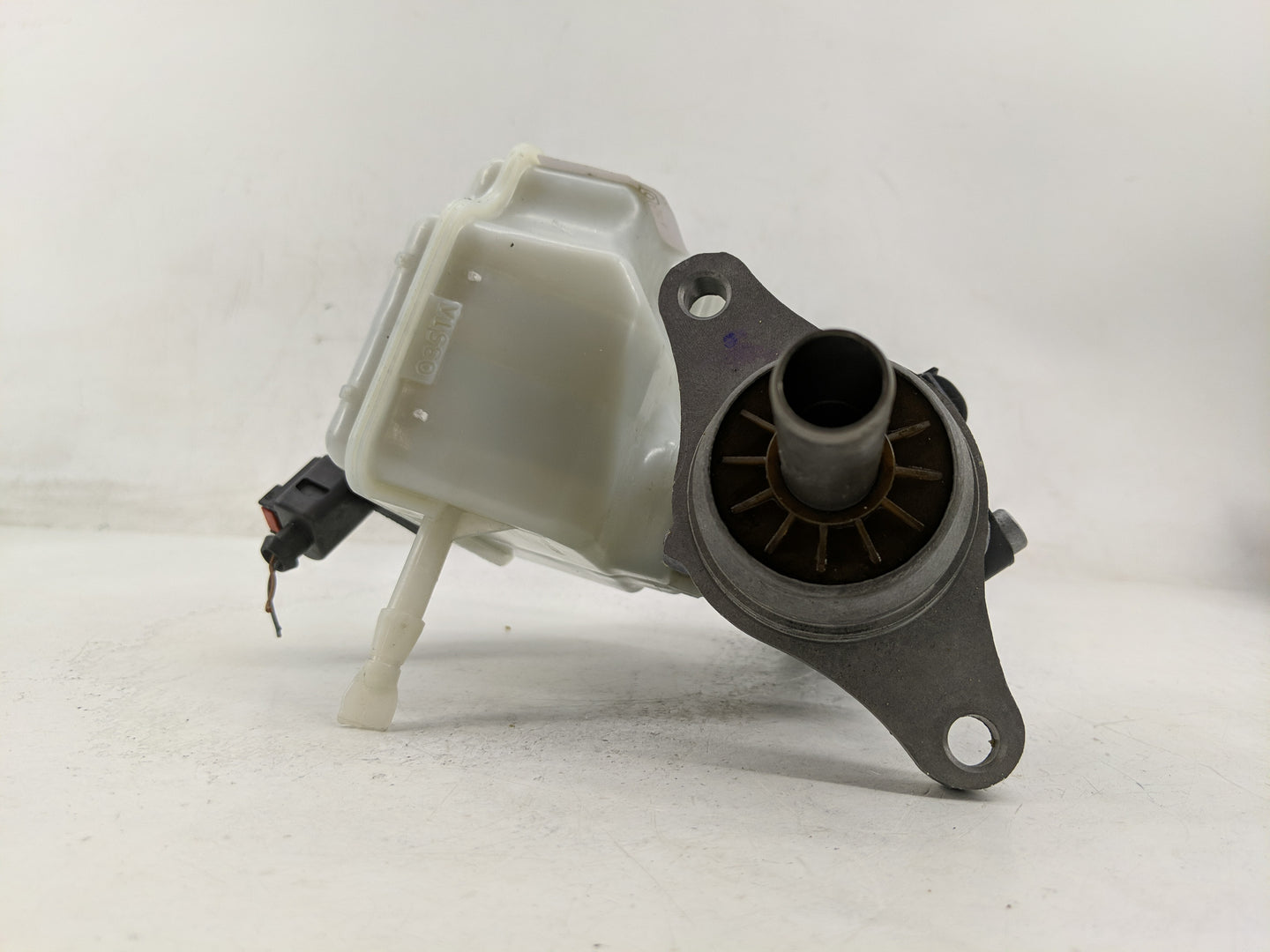 2016-2020 Volkswagen Passat Brake Master Cylinder - Oemusedautoparts1.com