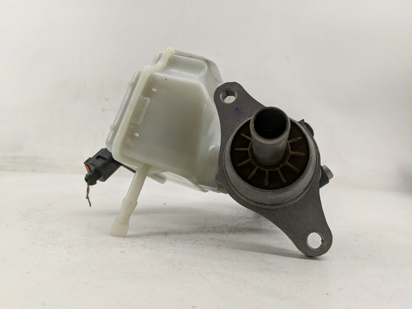 2016-2020 Volkswagen Passat Brake Master Cylinder - Oemusedautoparts1.com