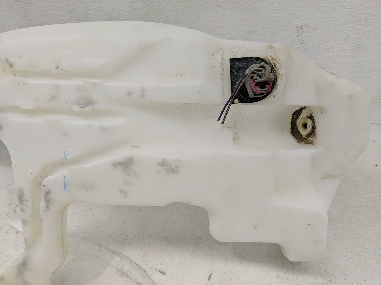 2018-2020 Volkswagen Tiguan Windshield Washer Fluid Reservoir Bottle Oem - Oemusedautoparts1.com