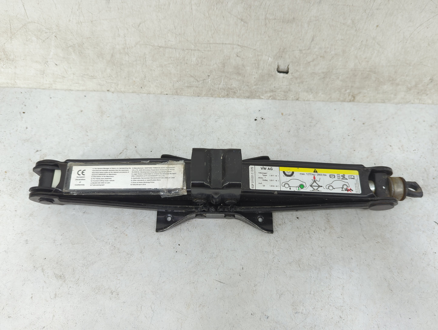 2020 Volkswagen Tiguan Spare Scissor Car Jack Black - Oemusedautoparts1.com