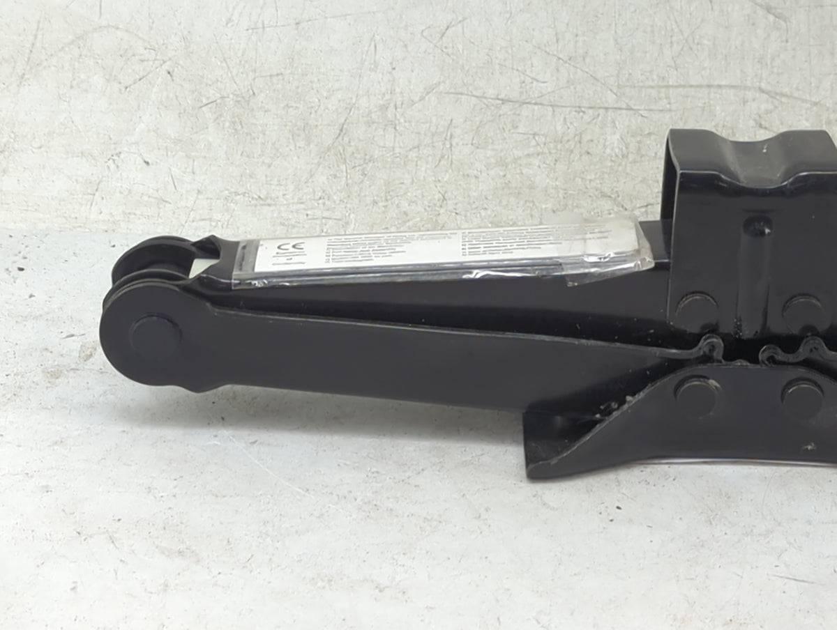 2020 Volkswagen Tiguan Spare Scissor Car Jack Black - Oemusedautoparts1.com