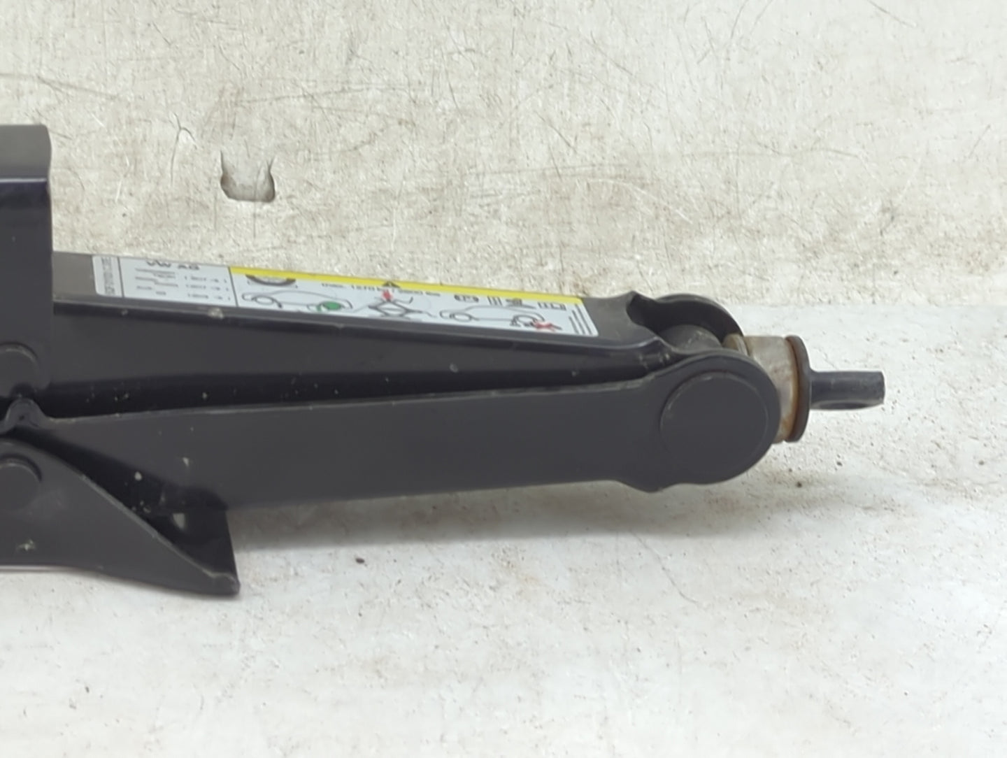 2020 Volkswagen Tiguan Spare Scissor Car Jack Black - Oemusedautoparts1.com