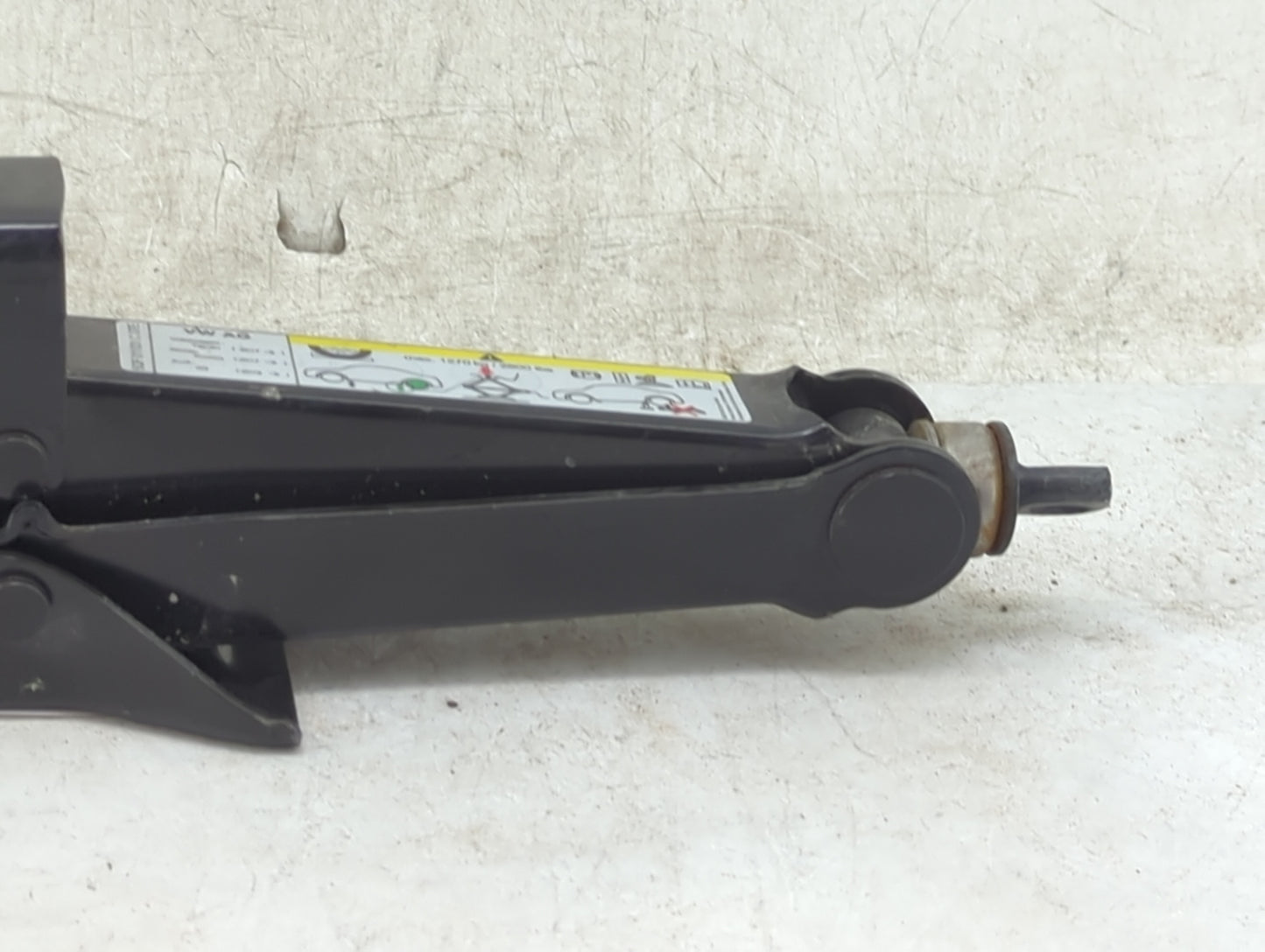 2020 Volkswagen Tiguan Spare Scissor Car Jack Black - Oemusedautoparts1.com