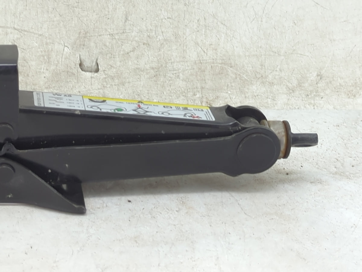 2020 Volkswagen Tiguan Spare Scissor Car Jack Black - Oemusedautoparts1.com