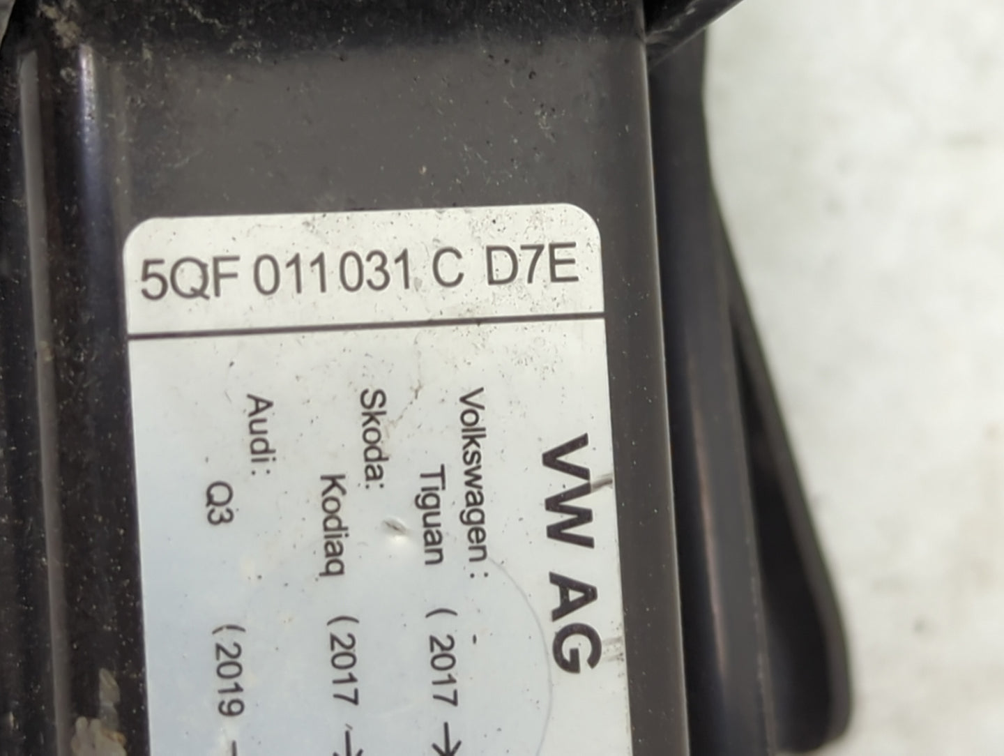 2020 Volkswagen Tiguan Spare Scissor Car Jack Black - Oemusedautoparts1.com