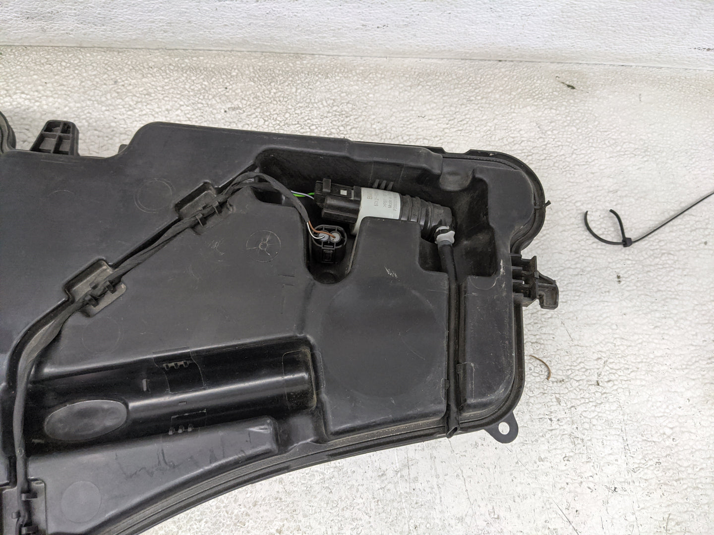 2021 Bmw 530i Windshield Washer Fluid Reservoir Bottle Oem - Oemusedautoparts1.com