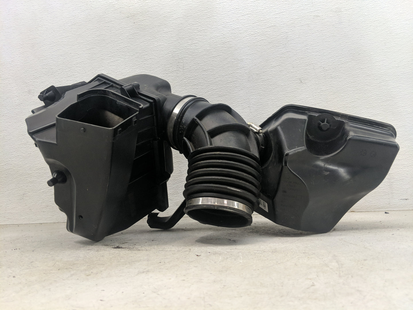 2021 Bmw 530i Air Cleaner Intake-duct Hose Tube - Oemusedautoparts1.com