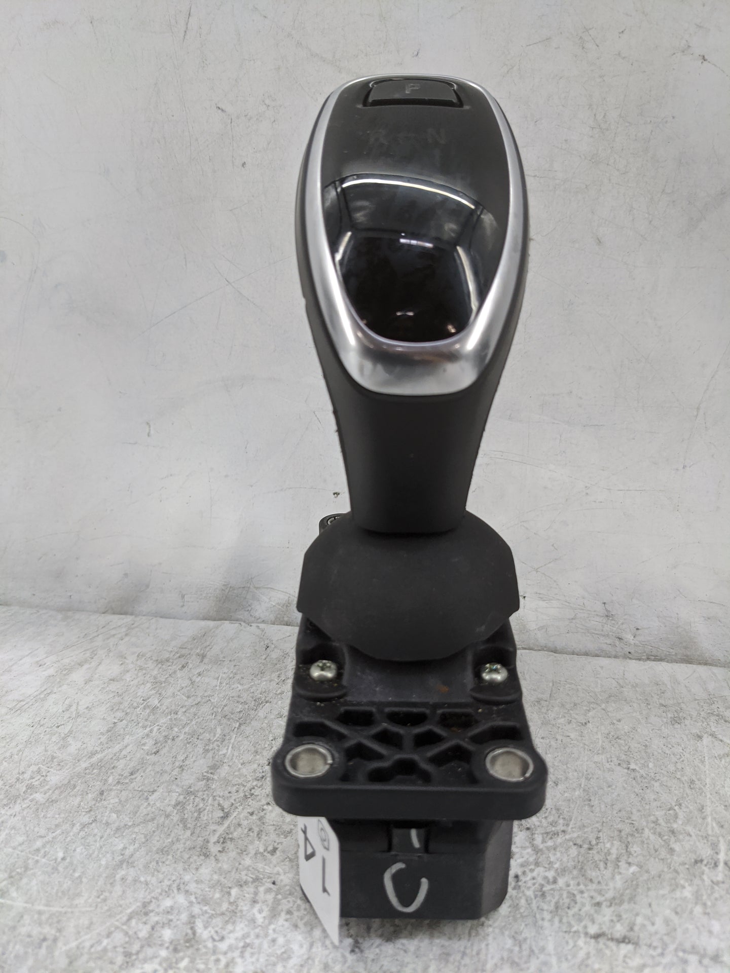 2021 Buick Enclave Floor Console Assembly Shifter Black - Oemusedautoparts1.com